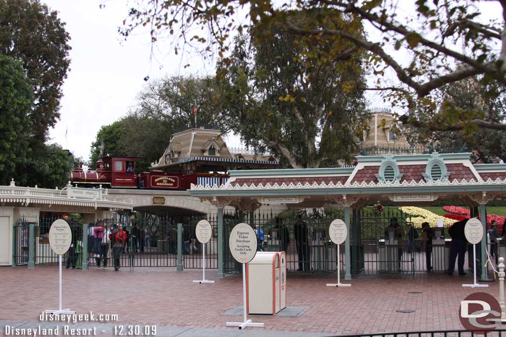 A relatively new experiment.  They are selling tickets to the parks directly at the turnstyles.  You have to pay by credit card and the choices are limited.  This has been running on select mornings to try and shorten the ticket booth lines.