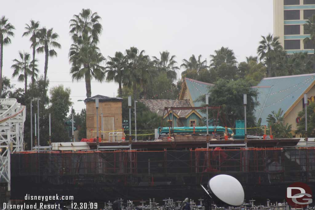 Looks like the poles are now being connected to each other and the central platform out at the swings.