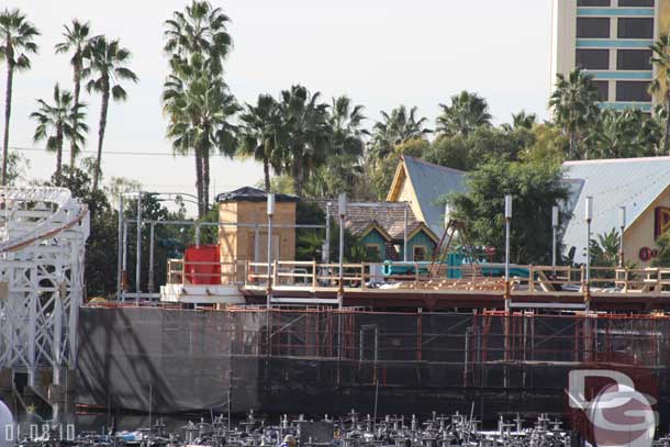 More steel work at the swings as the skeleton is taking shape.