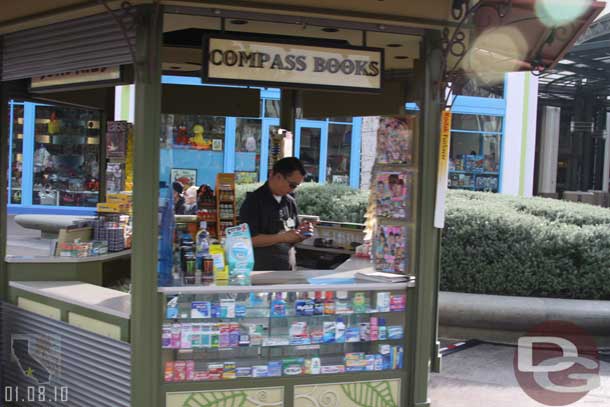 Glanced at the Compass Books kiosk and noticed something missing... books.. I saw some magazines but mostly it seemed to be a drug store type kiosk.