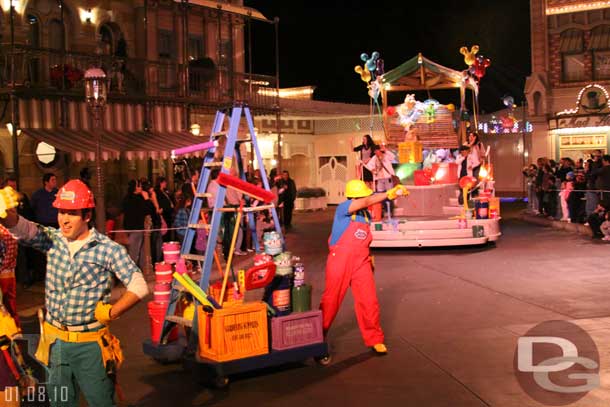 The finale float of the procession features Miss Piggy and Kermit.