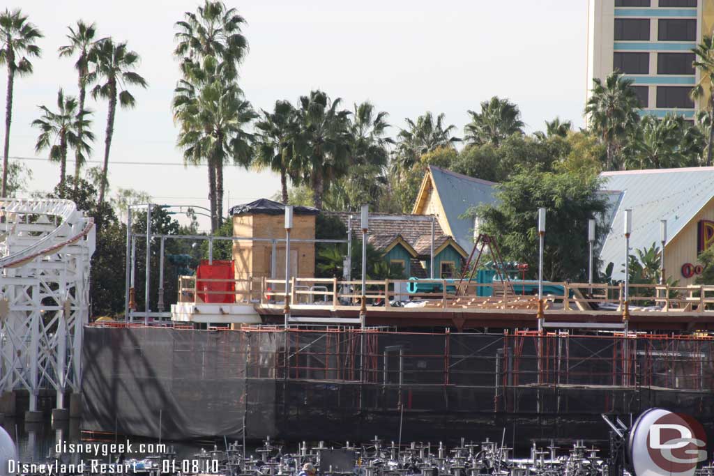 More steel work at the swings as the skeleton is taking shape.