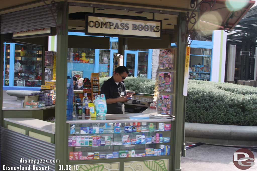 Glanced at the Compass Books kiosk and noticed something missing... books.. I saw some magazines but mostly it seemed to be a drug store type kiosk.