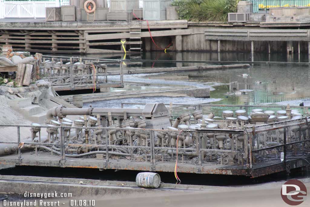 The Fantasmic fountains (which used to look impressive till World of Color came along)