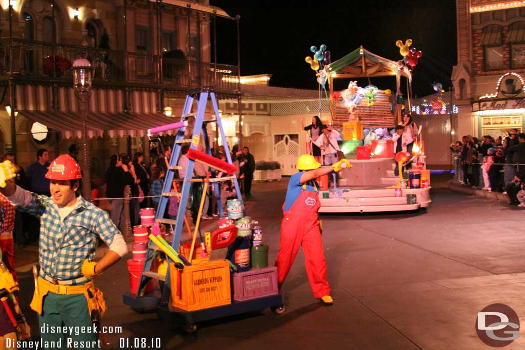 The finale float of the procession features Miss Piggy and Kermit.