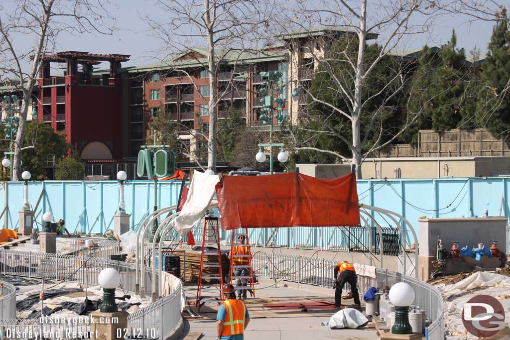 The arches are being installed in the viewing area.