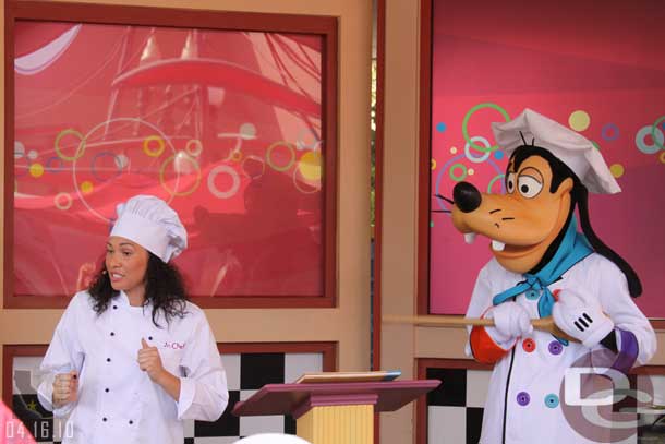 Goofy helps out with the Jr. Chefs