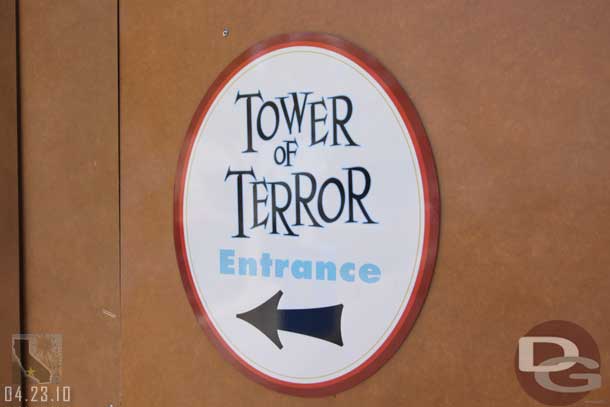 A sign to guide you to the temporary entrance