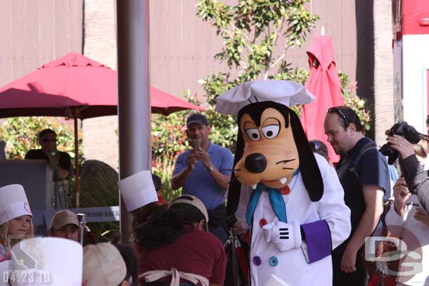 A little later in the day, Goofy changed and was being a Chef on the Backlot.