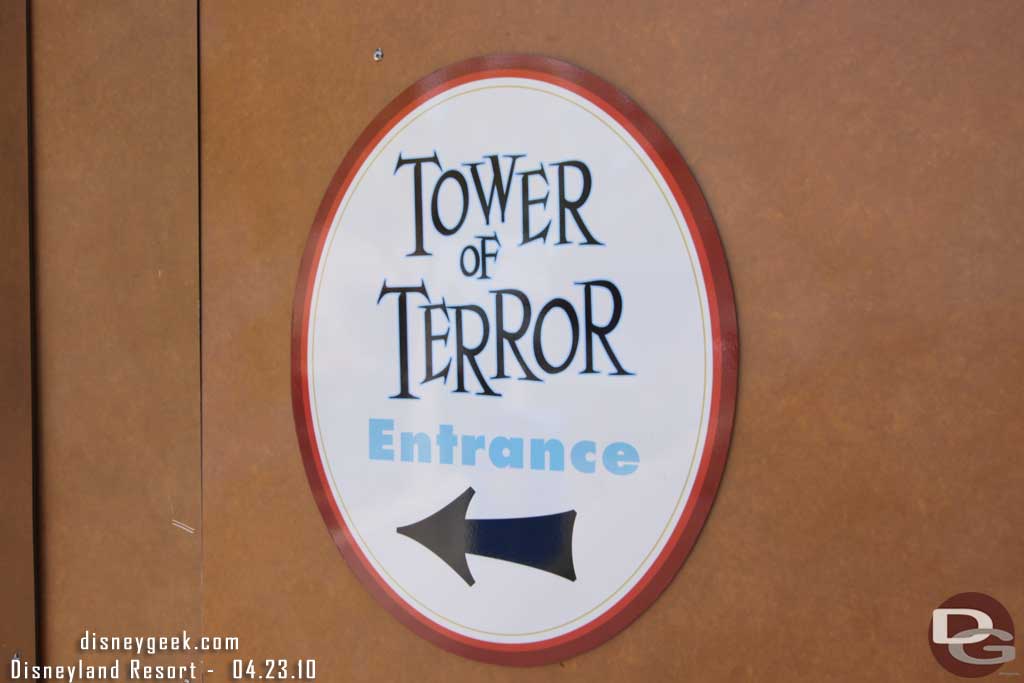 A sign to guide you to the temporary entrance