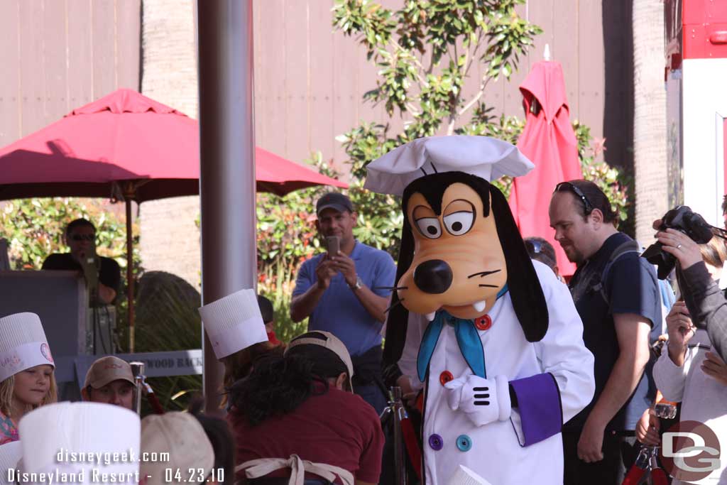 A little later in the day, Goofy changed and was being a Chef on the Backlot.