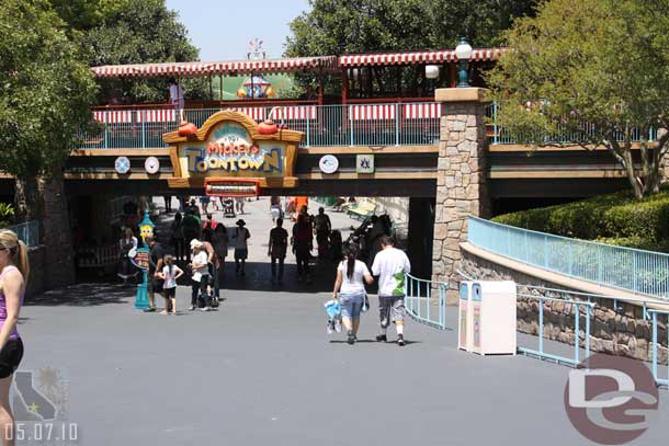 This walkway looked cleaner/brighter than usual... maybe it was the lack of crowd and the sun?  Or was some work done here recently.