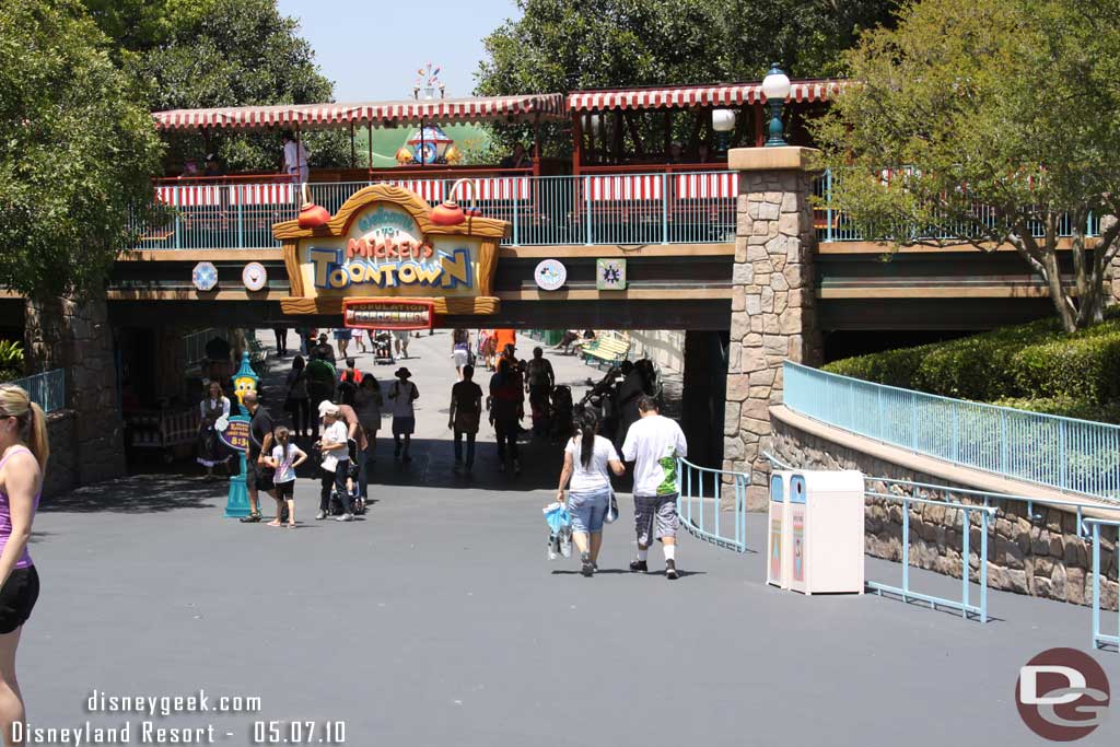 This walkway looked cleaner/brighter than usual... maybe it was the lack of crowd and the sun?  Or was some work done here recently.