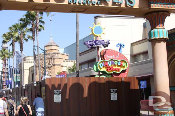 Over on the backlot a new lampost is visible behind the walls near Playhouse Disney (really surprised how long this small section is taking to finish).