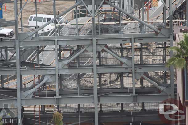 The mesh looks to be up to the top of the parade building height now.