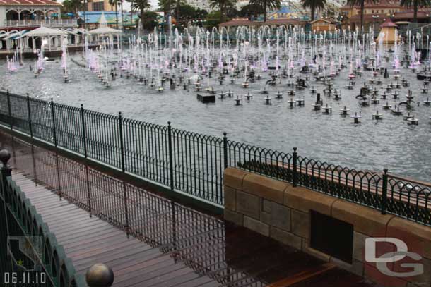 They must of had some larger fountains running earlier.. the boardwalk was soaked again.