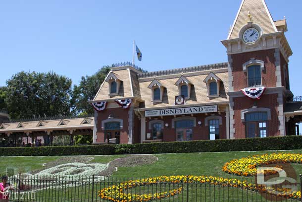 Over to Disneyland.. the classic Mickey floral arrangement has returned.. gone is the celebrate one.