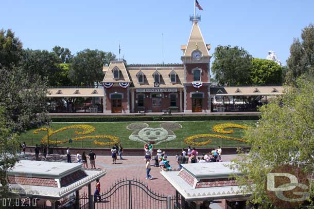 A better shot of the Floral Mickey... also noticed the hand cart is still not back.