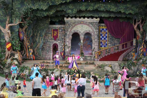 It starts off with a couple cast members coming out to prepare the princesses and princes.. they teach them a couple of dance steps and how to greet the princesses