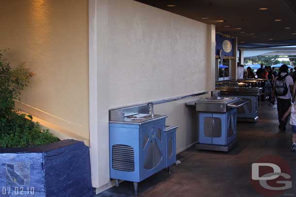 Over to the Tomorrowland Terrace.. the water fountain is back.