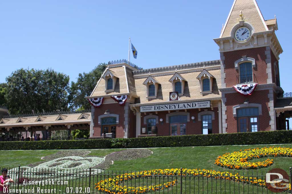 Over to Disneyland.. the classic Mickey floral arrangement has returned.. gone is the celebrate one.