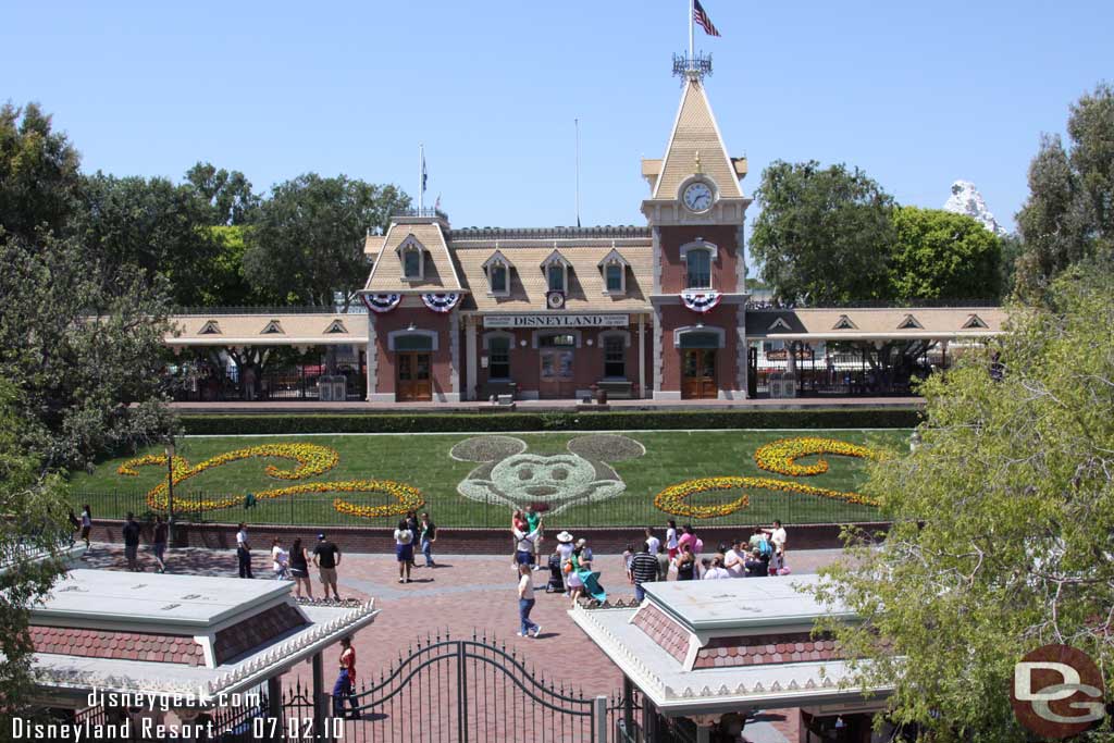 A better shot of the Floral Mickey... also noticed the hand cart is still not back.