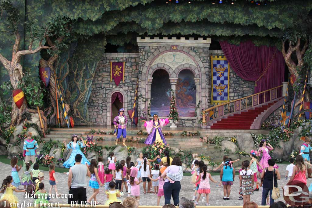 It starts off with a couple cast members coming out to prepare the princesses and princes.. they teach them a couple of dance steps and how to greet the princesses
