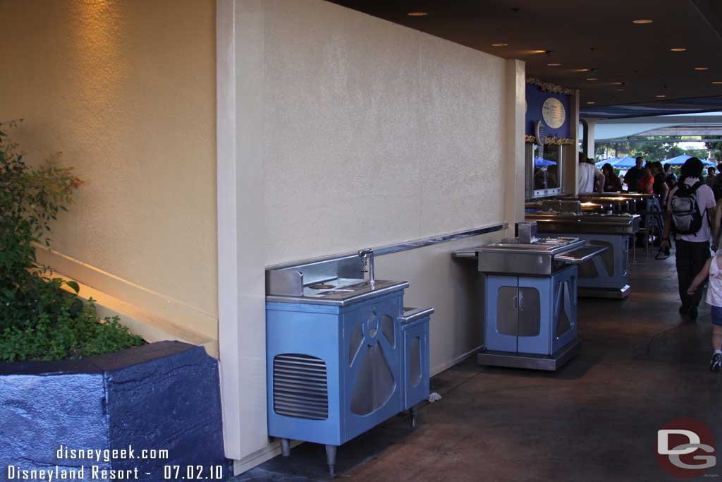Over to the Tomorrowland Terrace.. the water fountain is back.