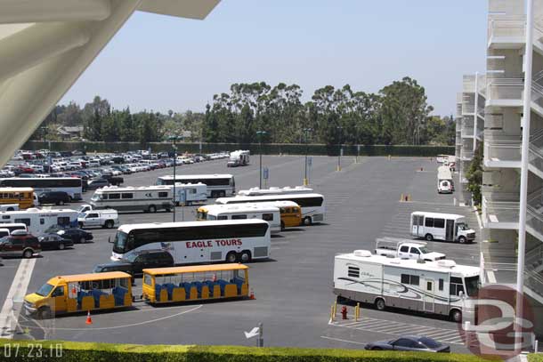 A shot from the escalator.. notice the lack of buses today.. were they being directed to another lot or was it just not that busy (from a bus perspective) today.