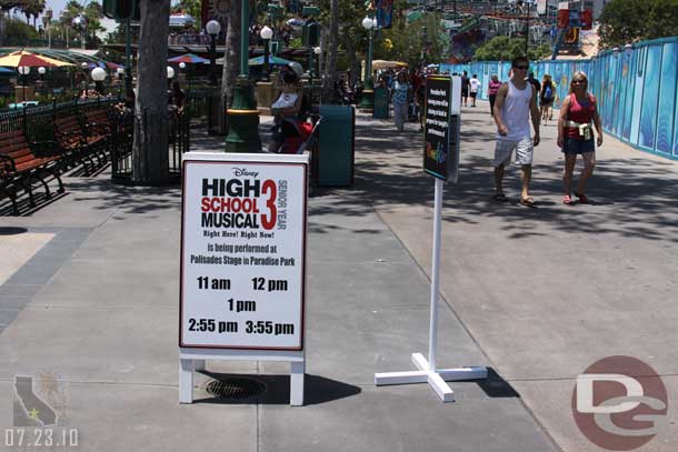 High School Musical 3 has taken over the Palisades Stage at Paradise Pier Park today. 