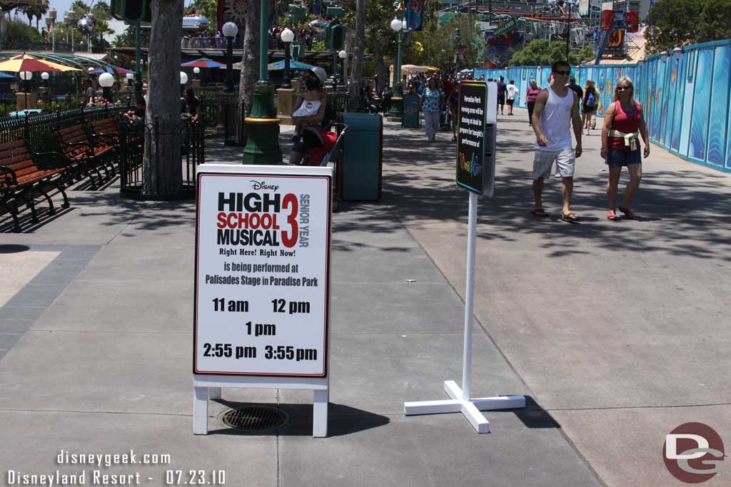 High School Musical 3 has taken over the Palisades Stage at Paradise Pier Park today. 