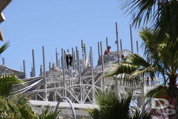 More mesh going up on the white area of the steel