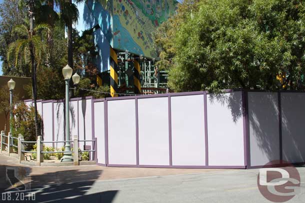 Walls are up around the former smoking area, wonder if this is to start to prep the area for the PT Flea building, I think this is where it is going.