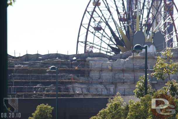 There was one small area were you could see the front side of the rockwork, so I snapped a couple shots.  