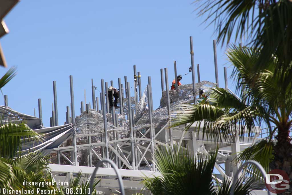 More mesh going up on the white area of the steel