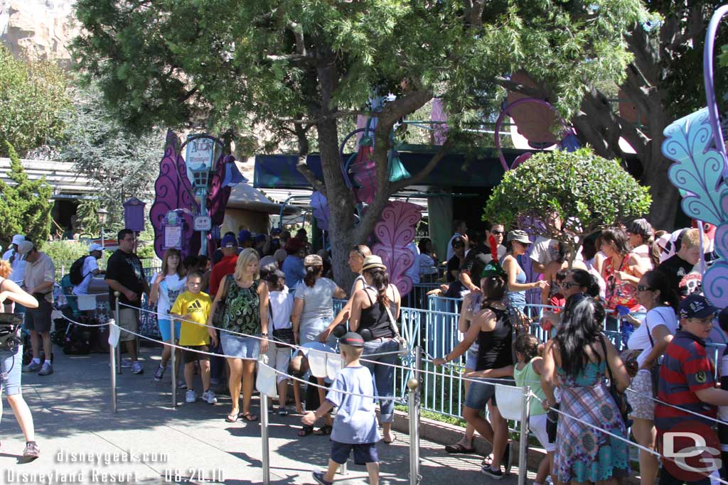 Speaking of the Alice line.  I did see Kobe Bryant being escorted on with his kids.  I wanted to see how an NBA player fit in the caterpillars but with the crowd I could not get a shot of just him so I opted to skip it... 