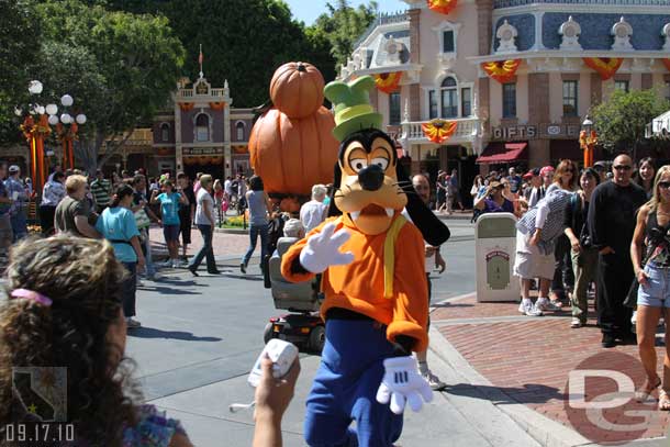 Goofy out for a stroll, think he was over at the Firehouse Band performance.