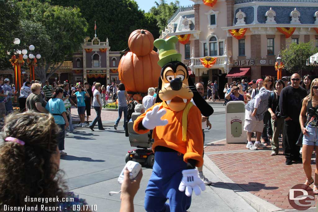 Goofy out for a stroll, think he was over at the Firehouse Band performance.