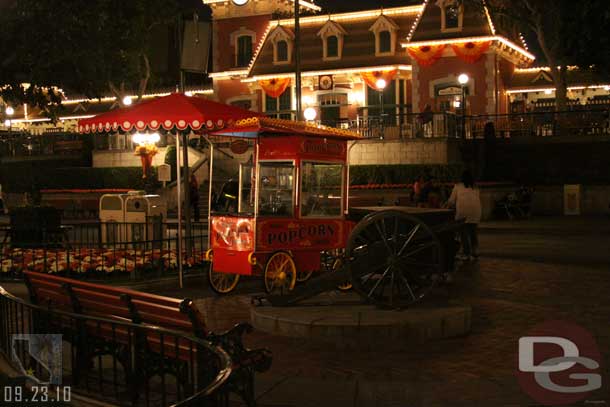 Still think this is sad.. the park is open for another half hour or so and the pop corn cart is closed already and looks like it has been for a while.