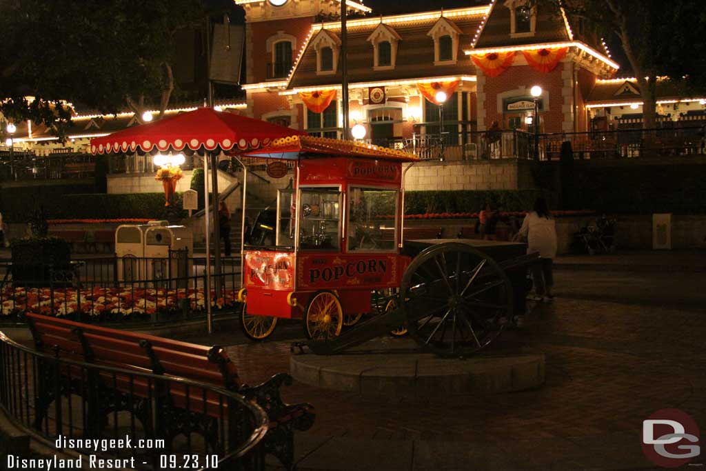 Still think this is sad.. the park is open for another half hour or so and the pop corn cart is closed already and looks like it has been for a while.