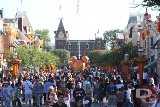 A heathly crowd entering the park still.