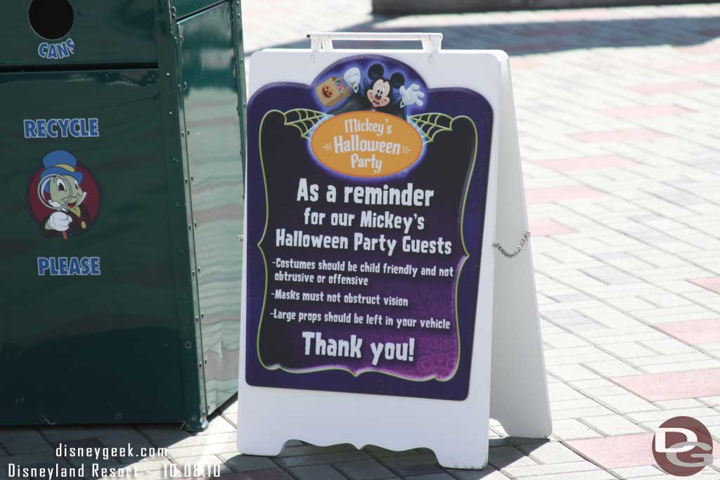 Signs up for the Halloween Party