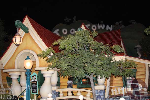 Out in Toontown Mickeys house is done.  They have moved on to the fountain and Donalds.