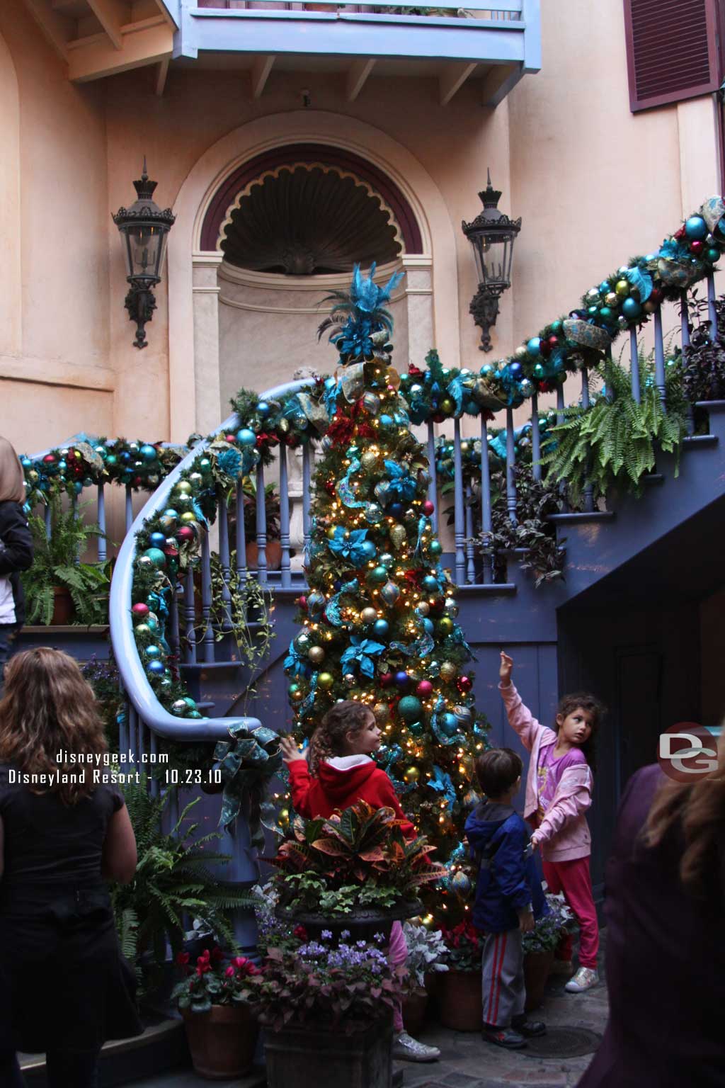 The Angel Courtyard is once again a Christmas store (well has a couple racks of merchandise out and is decorated).