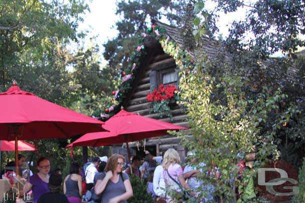 The line for Santa was long and there were a lot of guests around the exit area, so no shots of him this trip.