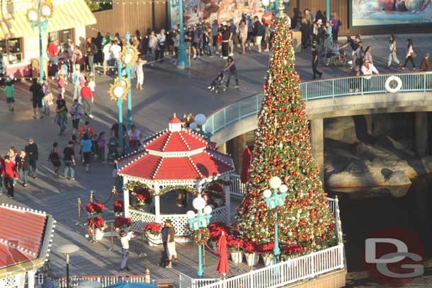 A look down at Santas photo spot, also notice the line for ice cream at the top of the shot.