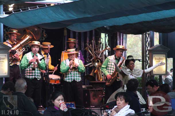 The Jazz band was on the stage today, guess due to the long Pirates line.