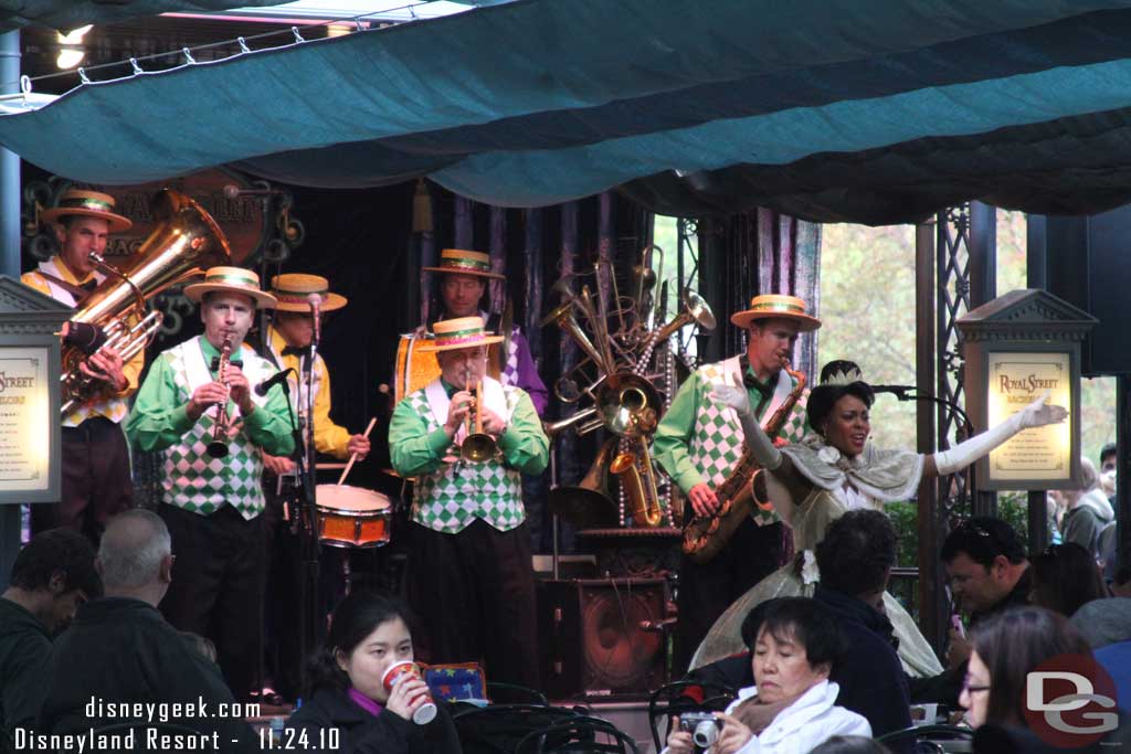 The Jazz band was on the stage today, guess due to the long Pirates line.