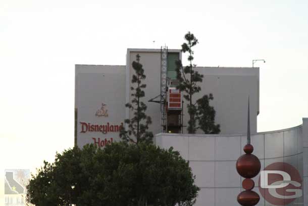 I did not have enough daylight time to make it out to the Disneyland hotel this week.. but looks like the temporary lift is done on the lobby tower.