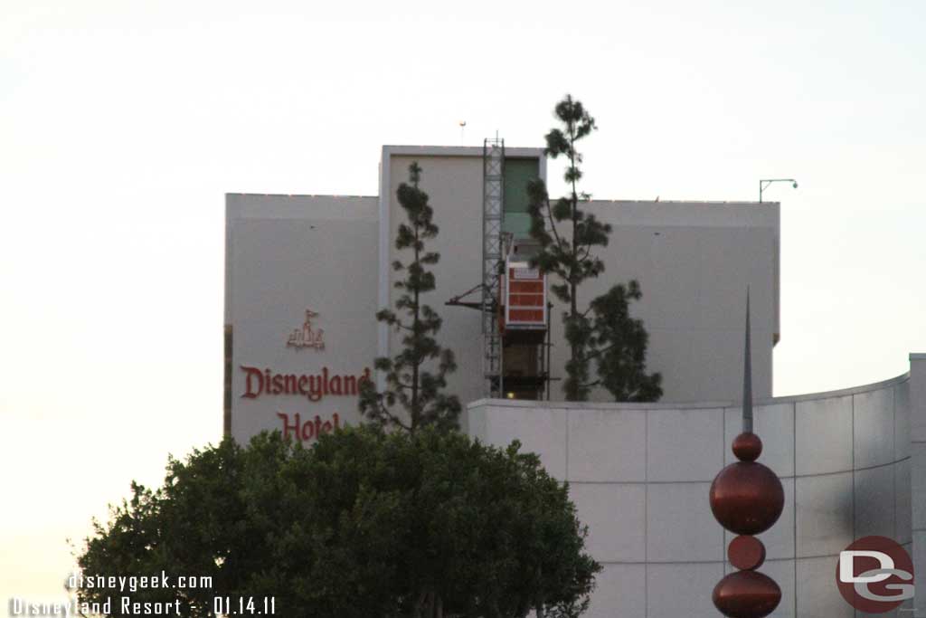 I did not have enough daylight time to make it out to the Disneyland hotel this week.. but looks like the temporary lift is done on the lobby tower.